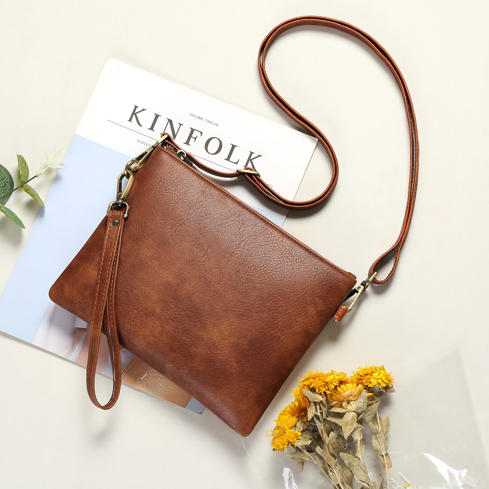 2025新款时尚简约单肩斜挎包 女士大容量百搭PU油蜡复古皮手拿包