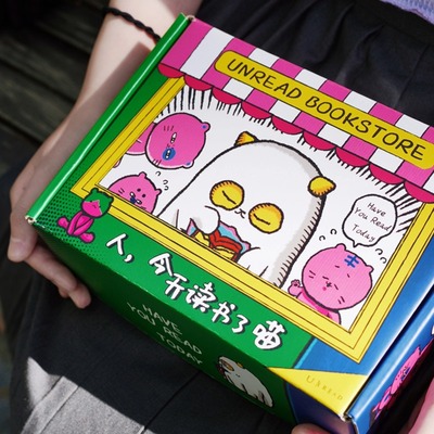 “手上有毒的猫”主题盲盒：精选好书+文创小物 赠品数量先到先得，赠完即止 猫咪、书籍和好天气，永远陪伴你
