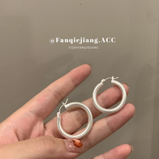 一只番茄酱耳环素圈耳圈女小众设计气质百搭90s耳环耳钉