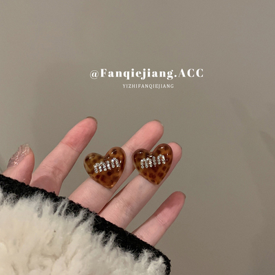 一只番茄酱甜酷豹纹爱心耳环