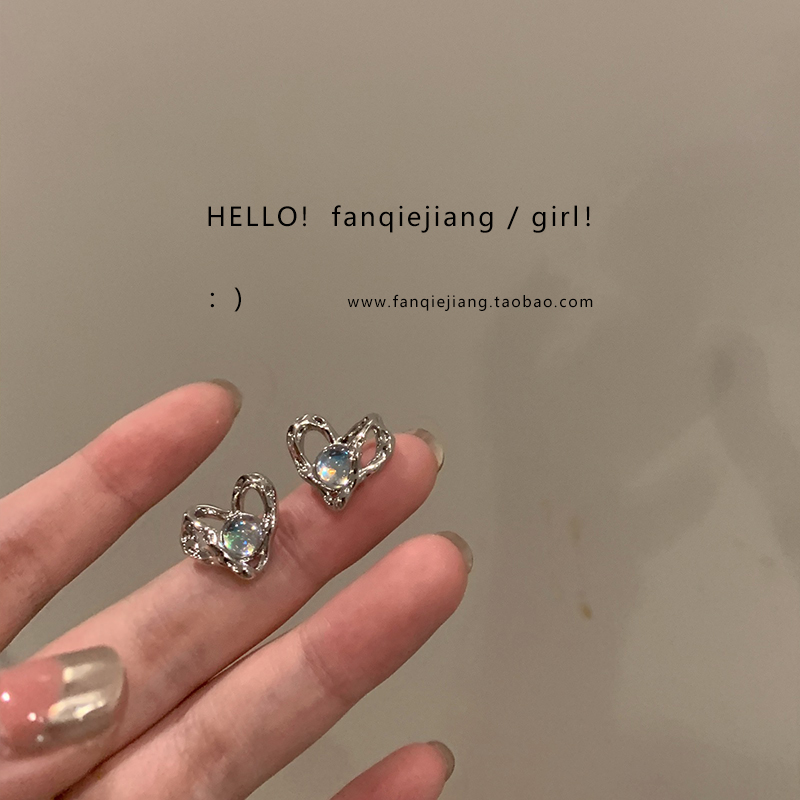 一只番茄酱甜酷爱心耳环