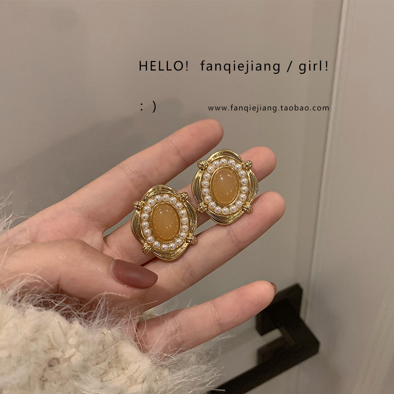 适合冬天赫本风奶茶色珍珠耳环