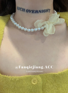 一只番茄酱珍珠雪纺花朵项链