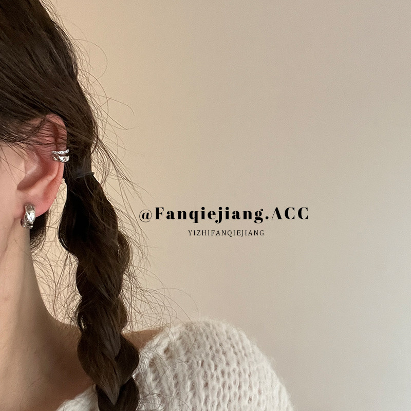 一只番茄酱冷淡风钛钢圆圈耳环