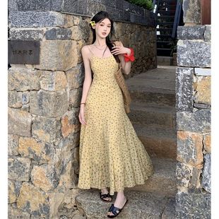 海邊度假修身 大裙擺沙灘長裙子 黃色碎花吊帶連衣裙女夏季 桔梗法式