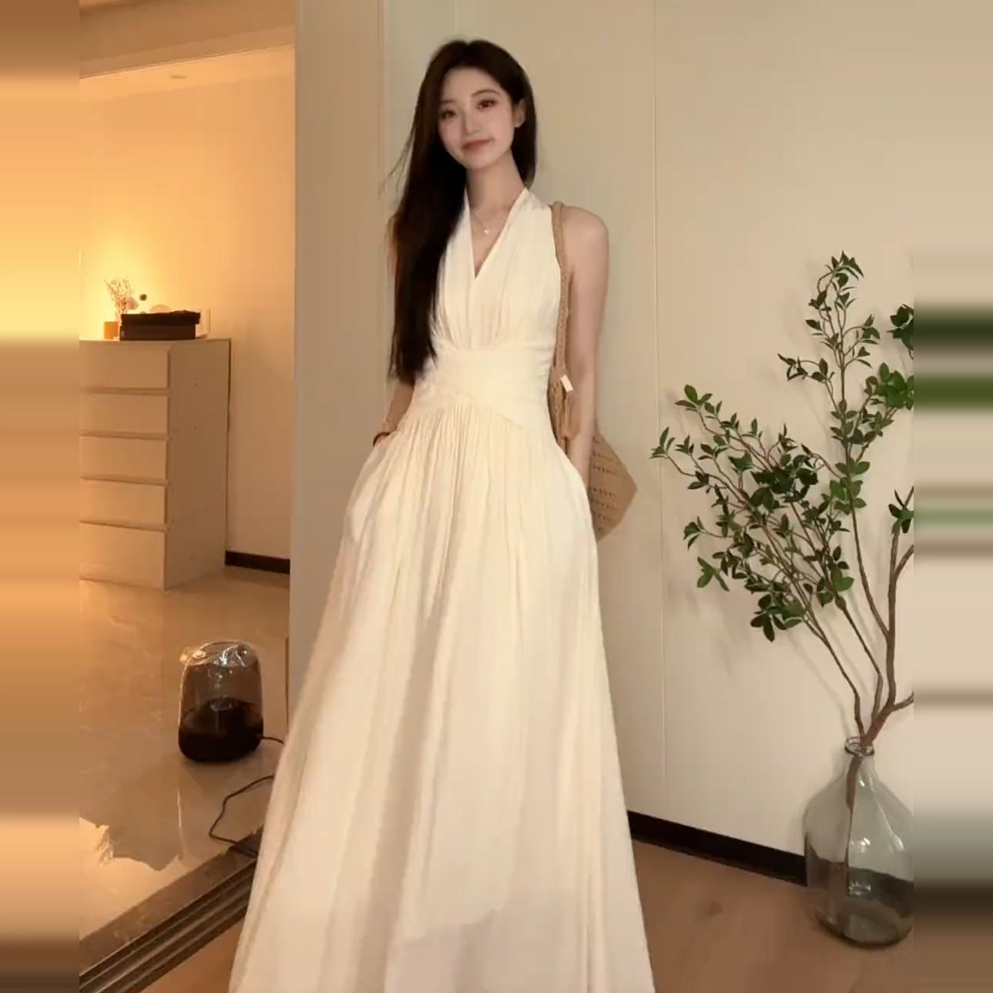 法式气质无袖挂脖v领连衣裙女2025夏季新款绝美收腰显瘦大摆长裙