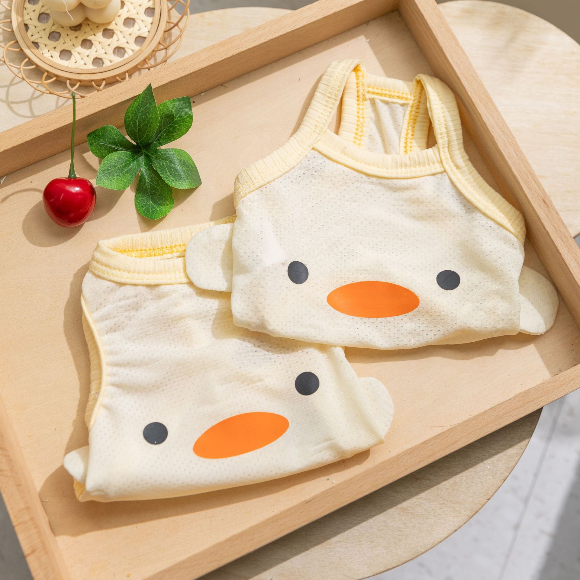 春夏ins宠物衣服可爱小黄鸭夏季透气两脚背心吊带凉凉衣狗狗衣服