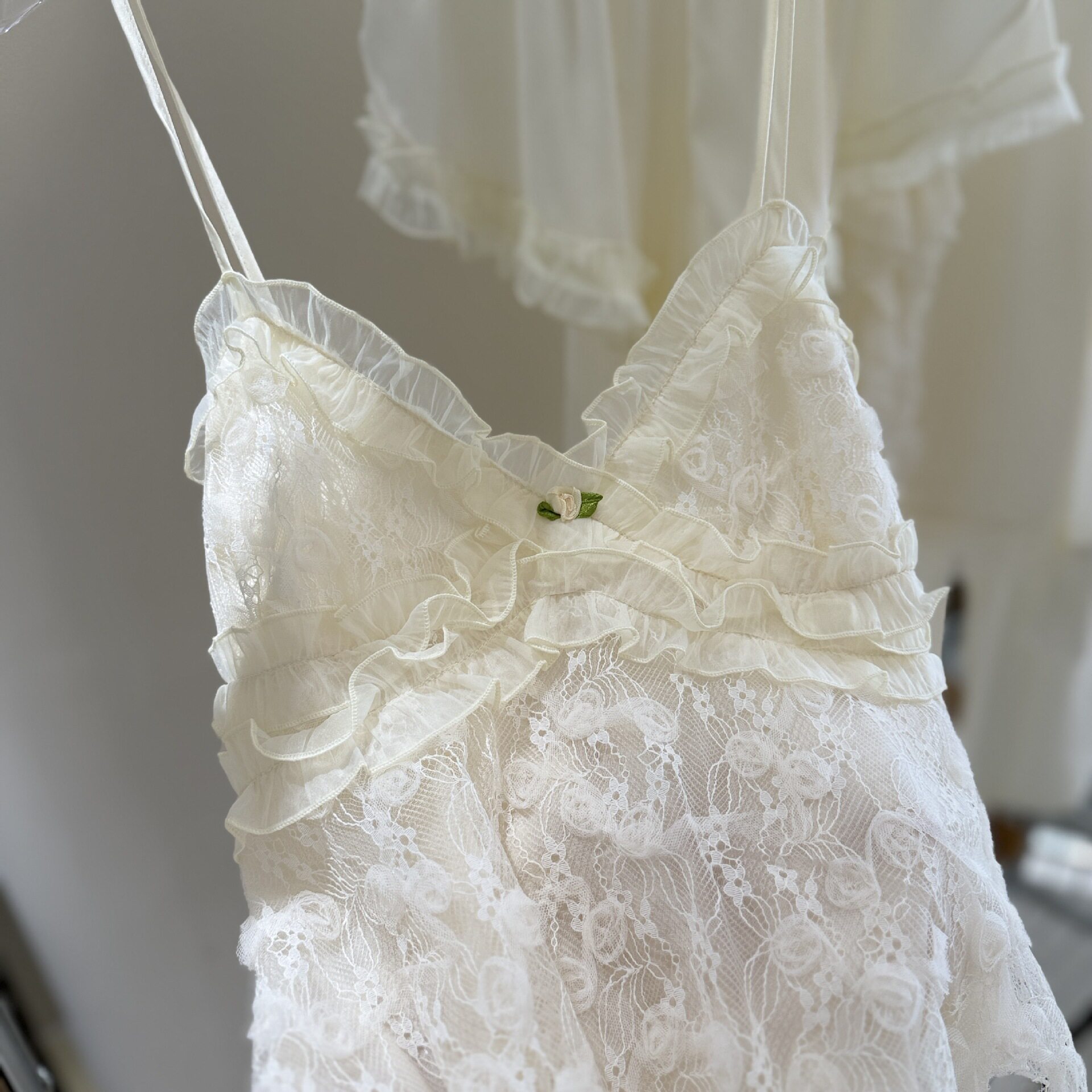 睡衣女款2026新款春夏高级感蕾丝绸吊带胸垫性感纯欲风家居服四件