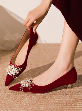 红色结婚鞋女2025新款3cm低跟中式敬酒秀禾服新娘婚鞋孕妇不累脚