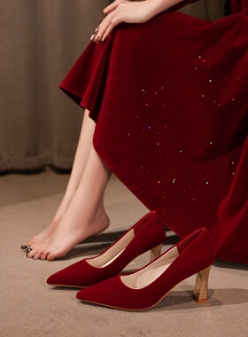 红色绒面秀禾婚鞋女2026新款婚宴不累脚粗跟中式敬酒服高跟新娘鞋