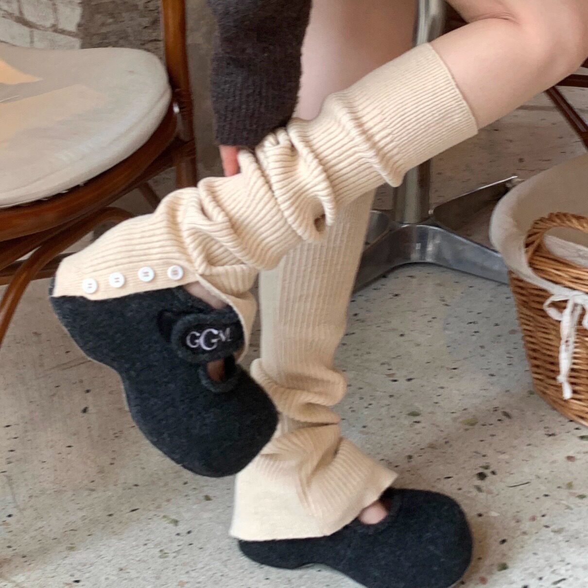 米杏色纽扣针织袜套堆堆袜女秋冬复古小众开叉微喇显腿长韩系腿套