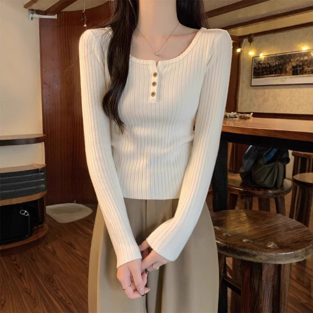 法式方领针织毛衣漏锁骨打底衫女2025秋季肌理感修身纽扣长袖上衣