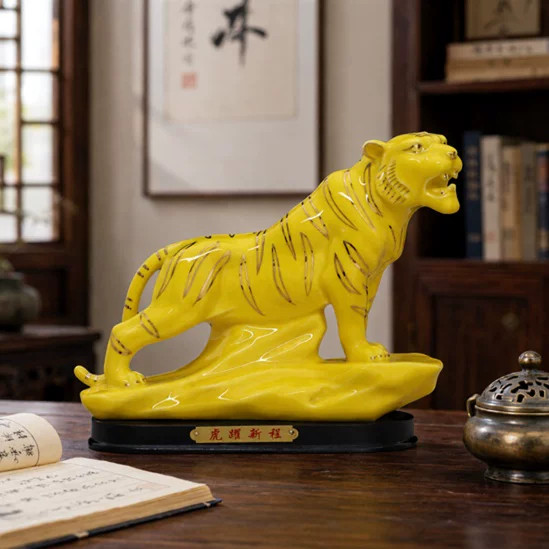 黄色陶瓷上山虎生肖吉祥摆件