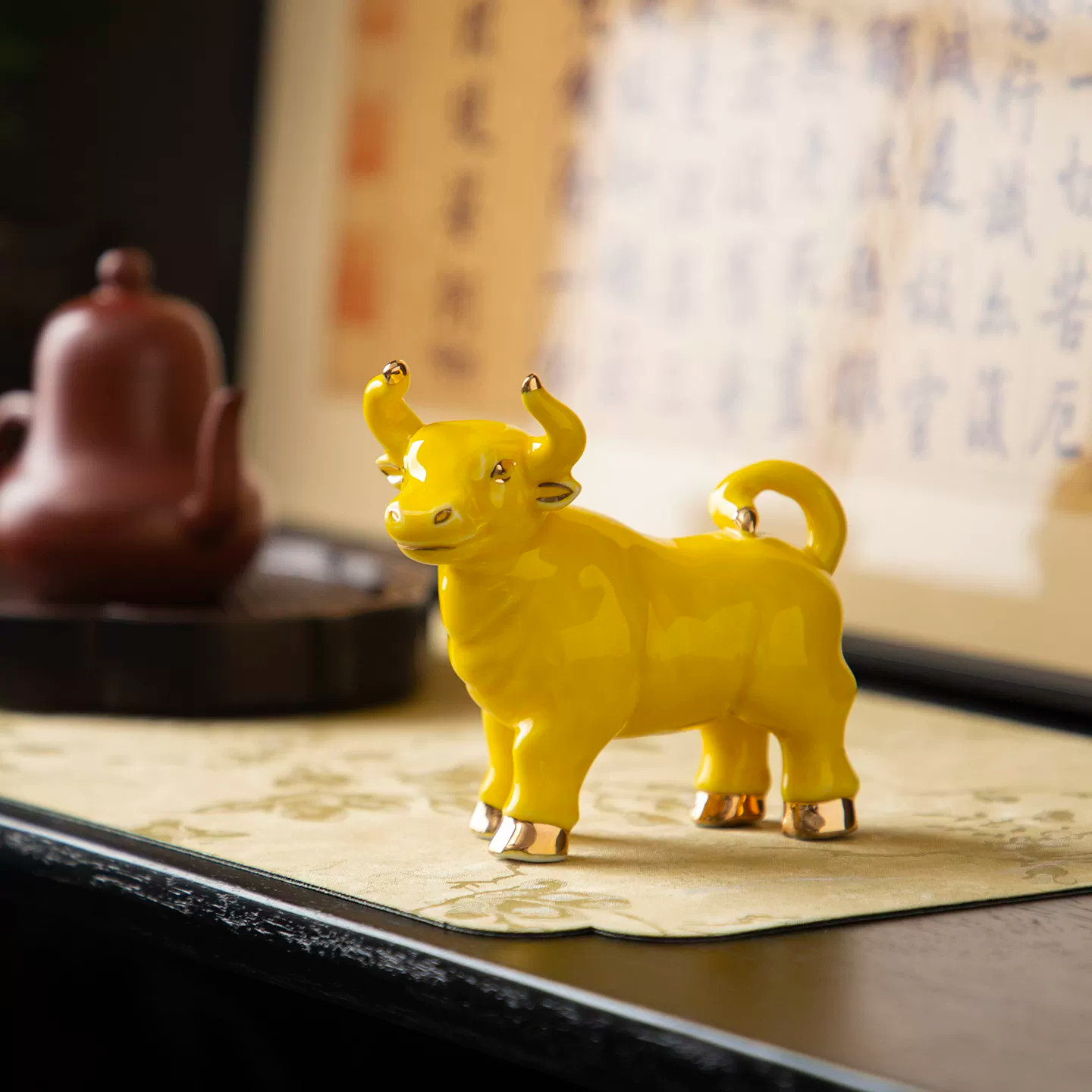 黄色陶瓷生肖牛摆件吉祥化解