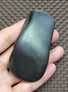 新疆和田玉籽料原石真皮独籽无修聚墨青花手把件00577