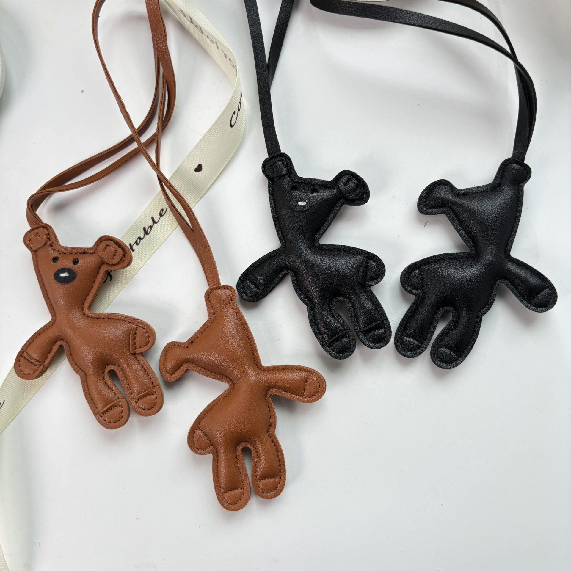 可爱创意皮质憨豆小熊背包挂饰