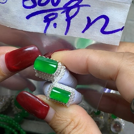 马鞍翡翠绿戒面图片