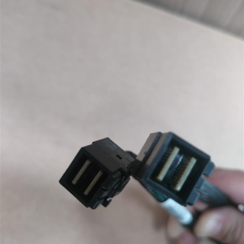 12GB SAS硬盘数据线 双直头   长度70cm 5根起拍