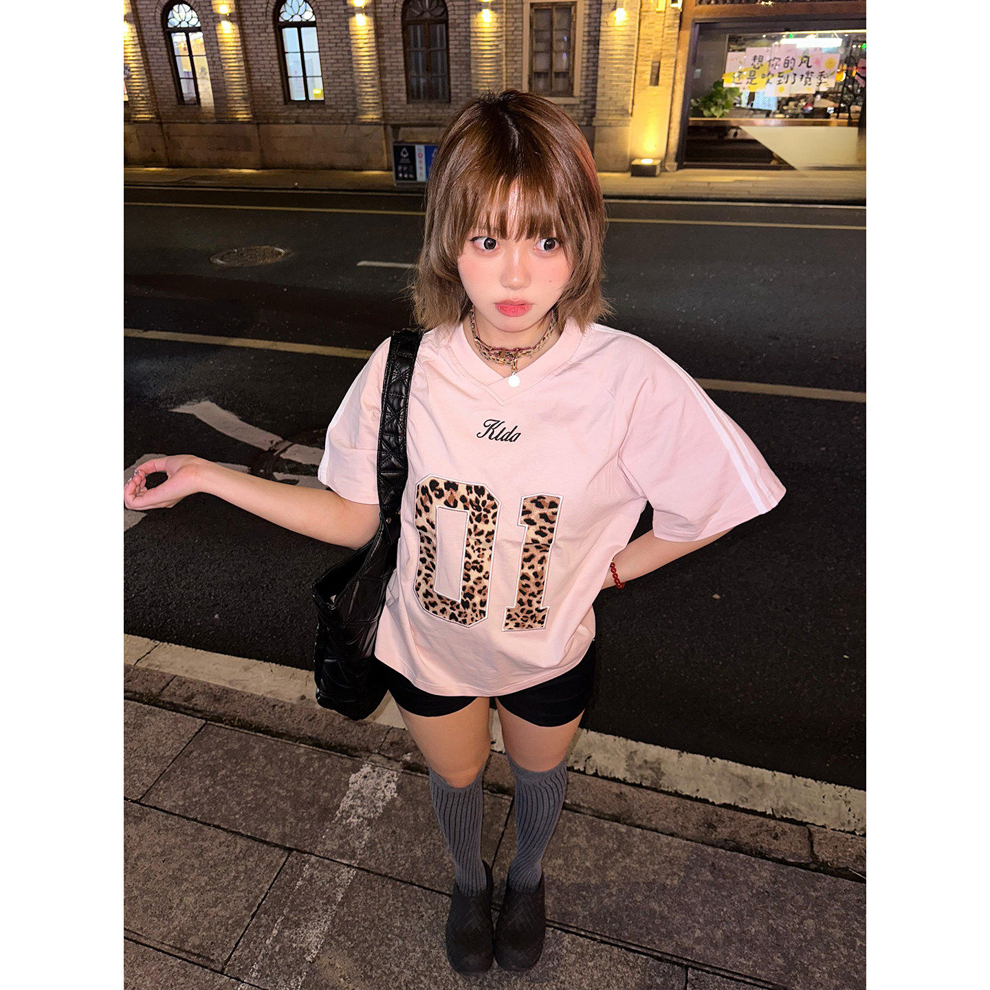 刺绣粉色V领短袖T恤女2026新款夏季设计感小众宽松韩版慵懒风上衣