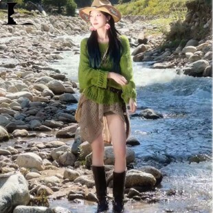大草原西北设计感小众绿色毛衣套装连衣裙女春2026新款不规则裙子