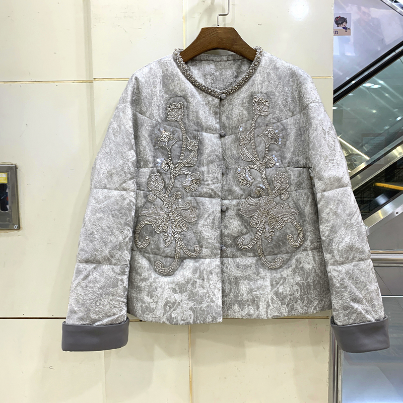林依橱LYC25B065 钉珠圆领串珠亮片刺绣重工国风洋气棉衣外套冬装