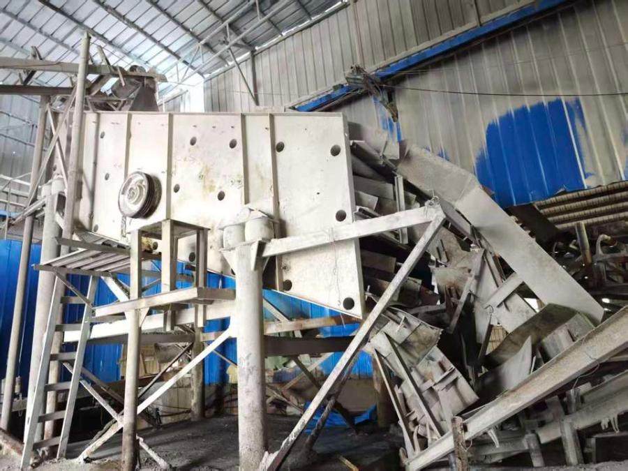 1月6日泸州变卖存放在叙永县落卜镇虹峰石厂内的：制砂、洗砂机、除尘器、破碎机、振动筛、电力电压器等共计13件（整体拍卖）网络拍卖公告