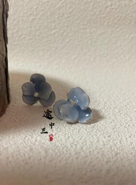 百搭花朵蓝色显白耳钉设计感