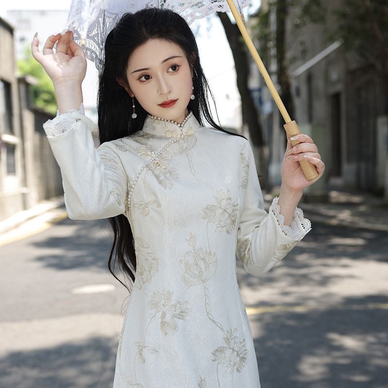 白色显瘦改良旗袍小众高端气质蕾丝少女年轻款长袖订婚连衣裙2024