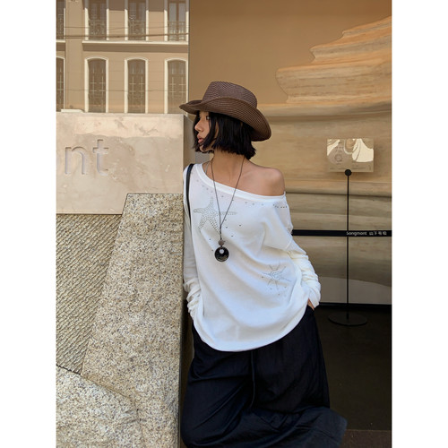 不咸cheese 星星烫钻时髦斜肩宽松休闲针织衫