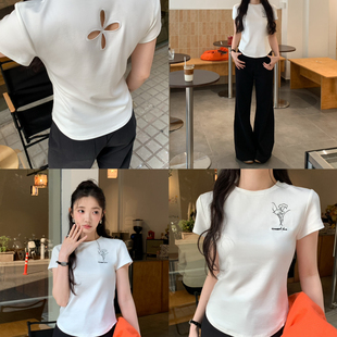 ZY GODDESS-花朵刺绣正肩四叶草镂空后背修身显瘦弧形下摆短袖T恤