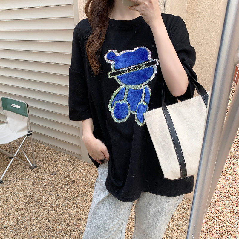 Mid length short sleeve T-shirt with bear cartoon