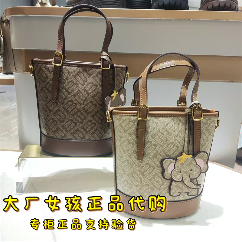 百丽包包老花单肩斜挎手提水桶包