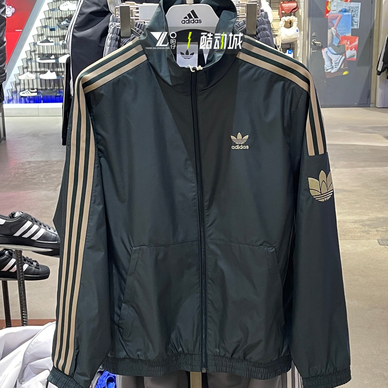adidas三叶草正品春季外套男女同款三条杠梭织舒适休闲夹克KV8855 - 实物图
