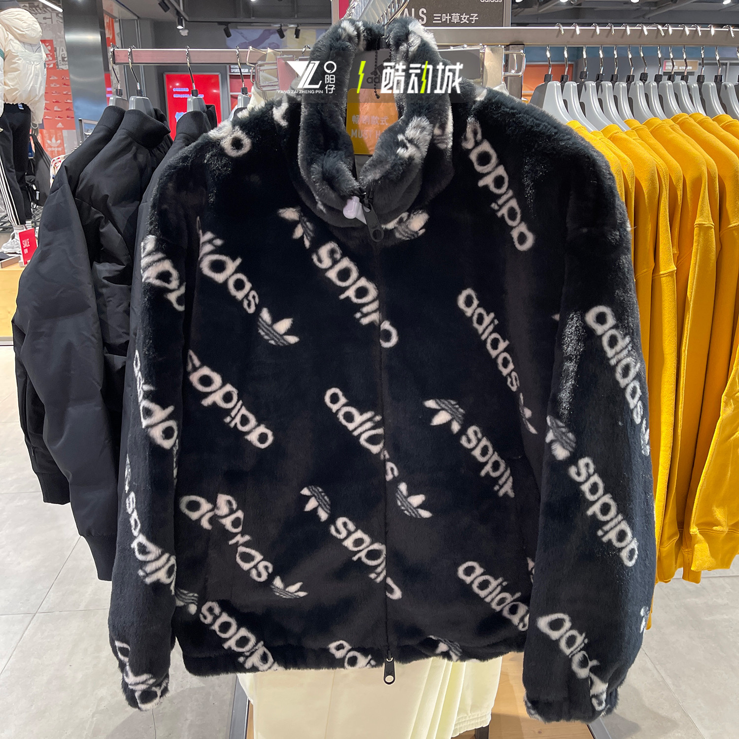 专柜正品Adidas女子满印黑色外套