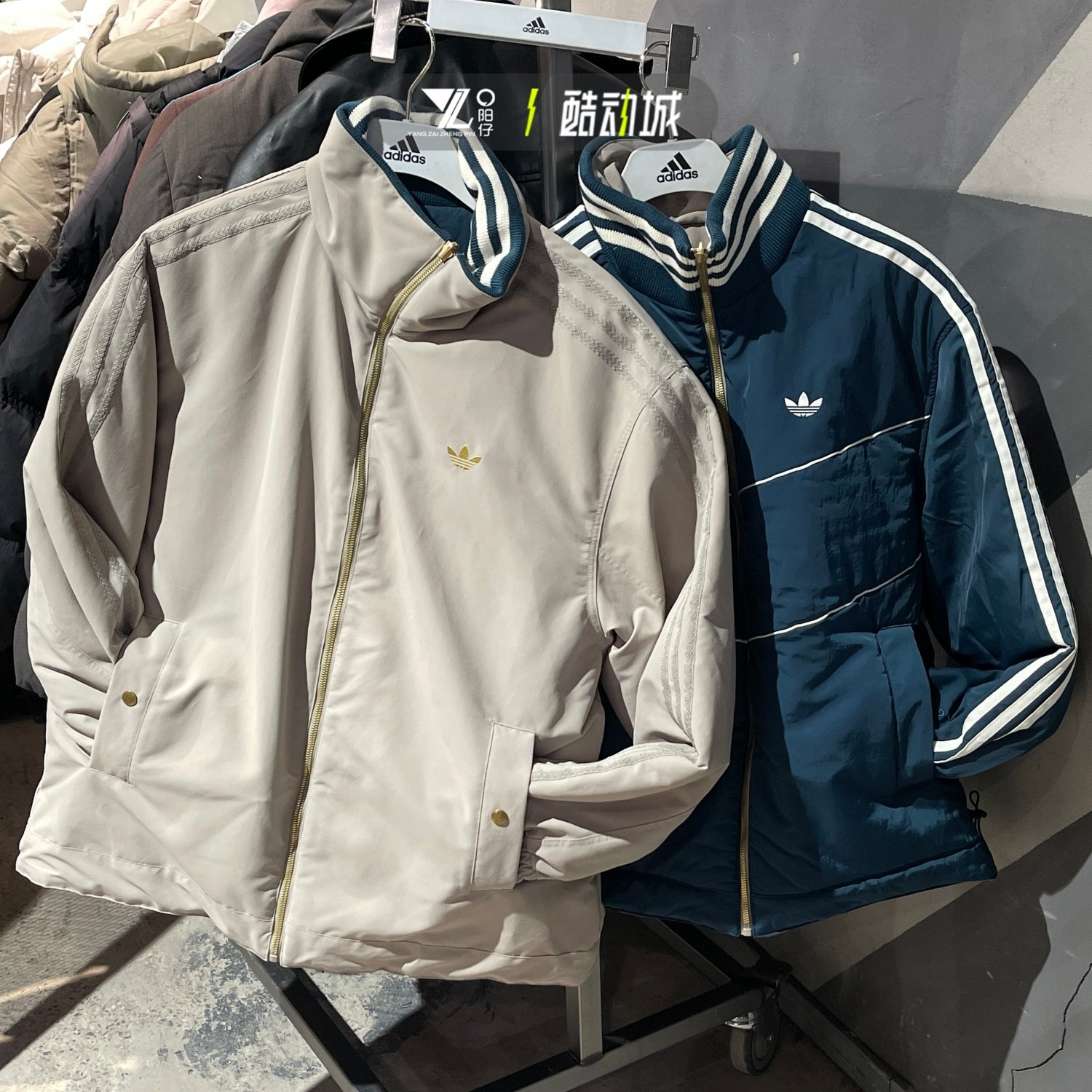 adidas三叶草马年新年款双面穿棉服男女保暖防风外套夹克KT0640