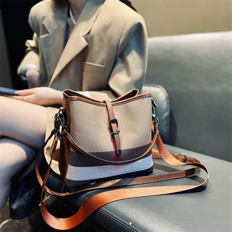 欧美时尚真皮水桶包高档格子女包