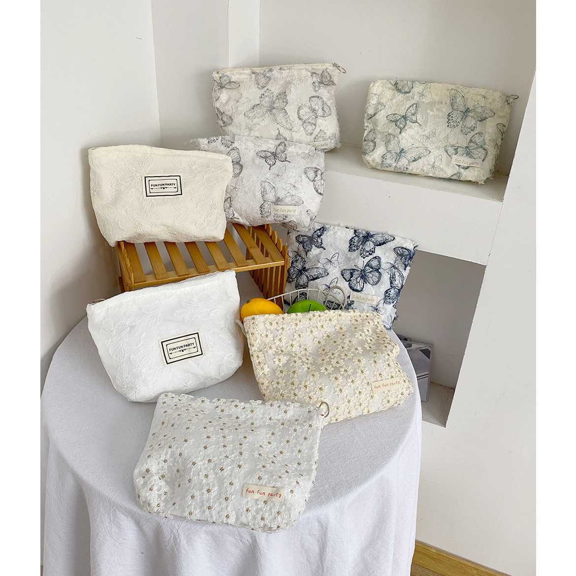 蕾丝刺绣清新化妆包韩系手拿包便携杂物收纳袋口红包外出旅行