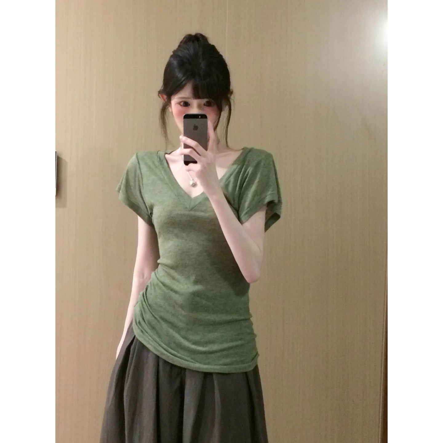 大码胖mm韩系绿色蝙蝠袖v领短袖t恤女夏季小个子气质微透薄款上衣 - 实物图