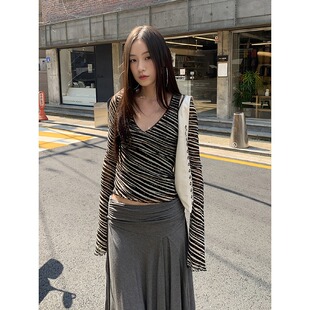 上衣 T恤女早秋微透V领气质显瘦打底衫 大码 胖mm韩系复古斑马纹长袖