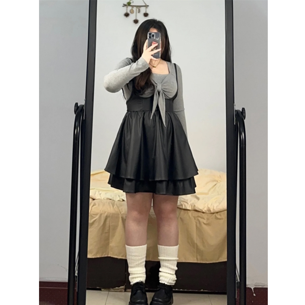微胖女生甜辣风穿搭春季蝴蝶结打底上衣+pu皮吊带连衣裙两件套潮