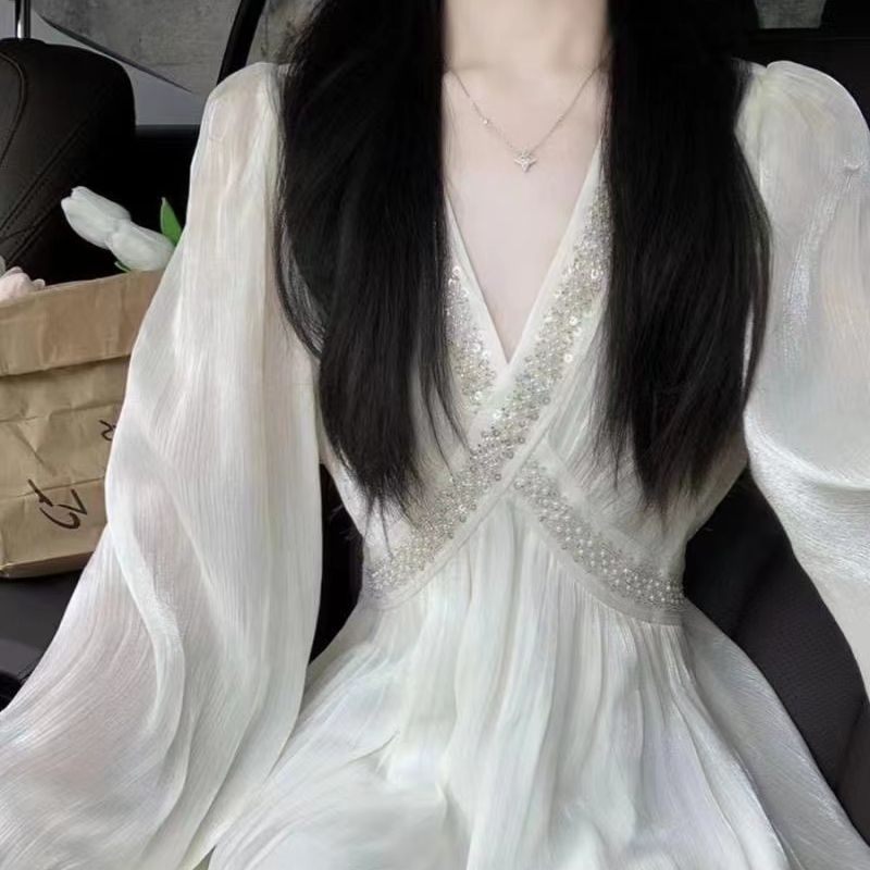 法式温柔风白色V领泡泡袖连衣裙女收腰显瘦长裙