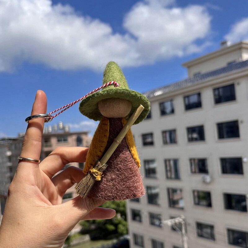 尼泊尔手工羊毛毡挂件治愈系童话可爱扫把女巫钥匙扣书包挂件礼物