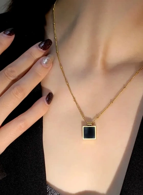 复古黑色方牌项链女轻奢小众设计感高级气质锁骨链2023年新款秋冬