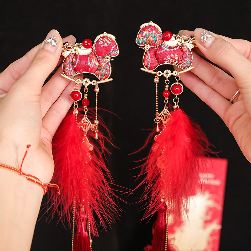 新中式国风红色喜庆小马仿宋锦红色长羽毛发夹发簪耳挂迎新发饰,饰品/流行首饰/时尚饰品新,发饰,淘宝优惠券,粉丝福利购,淘宝优惠卷