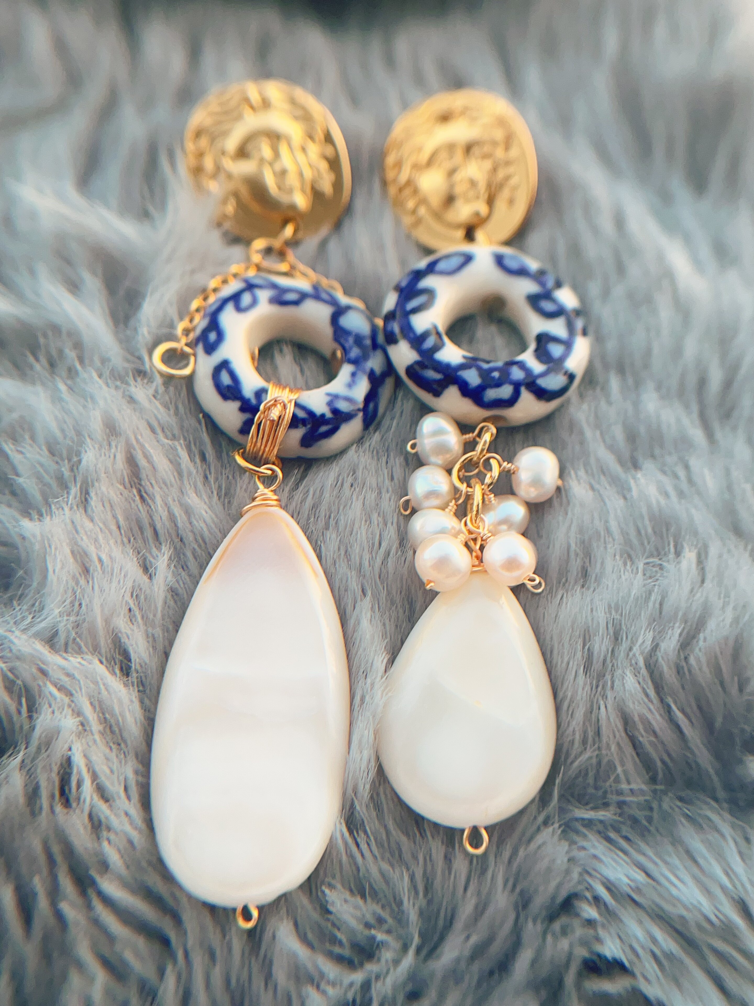 法式复古青花瓷白贝耳环女轻奢精致高级时尚气质通勤耳坠金币