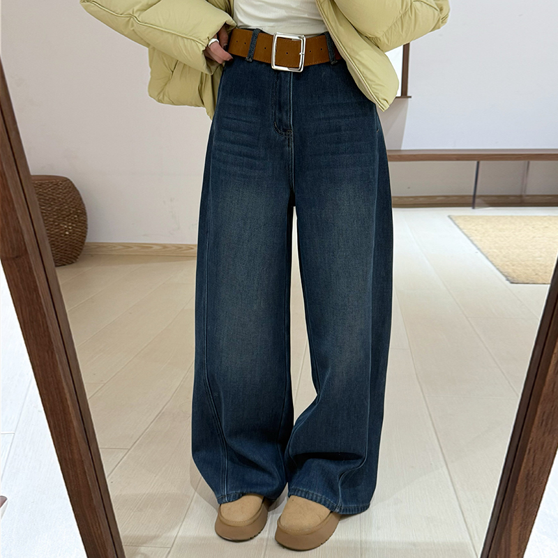 宽棕色腰带牛仔裤