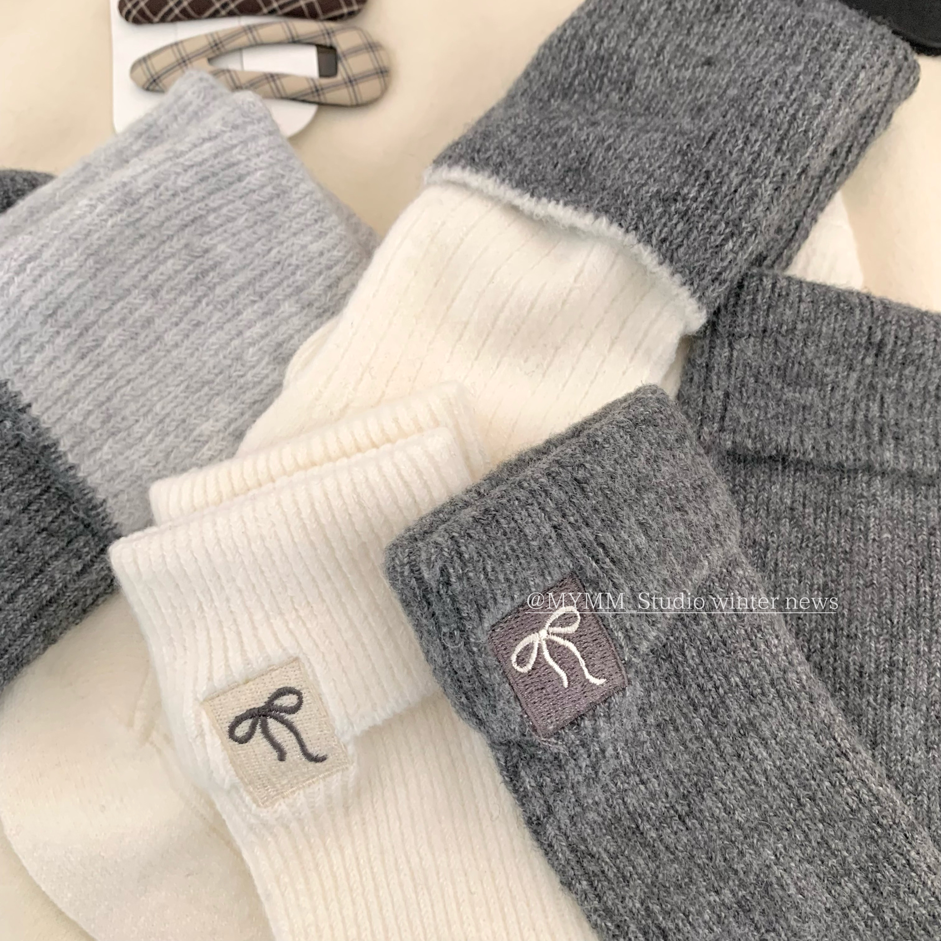 12/8 20:00 芝麻巴斯克牛乳 白灰色系蝴蝶结条纹加厚羊毛短袜