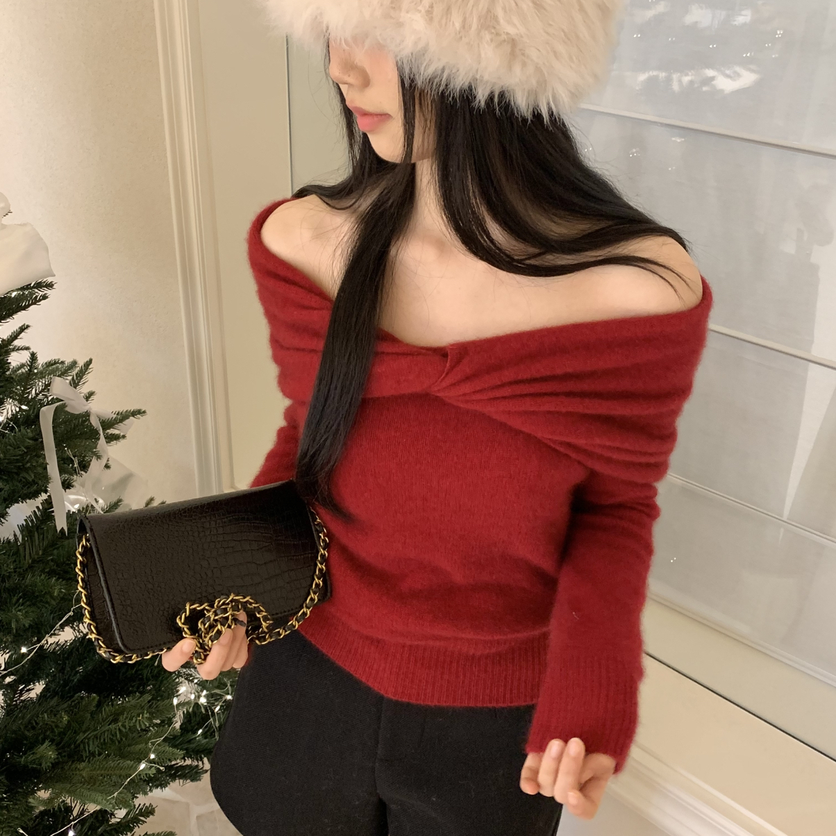 SHEEP.-系小女人高配浣熊蝴蝶结一字肩保暖毛衣（含40羊毛）