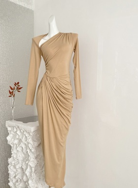 JAYKY YANG杜塞之夜斜肩褶皱长裙女设计感收腰修身包臀连衣裙
