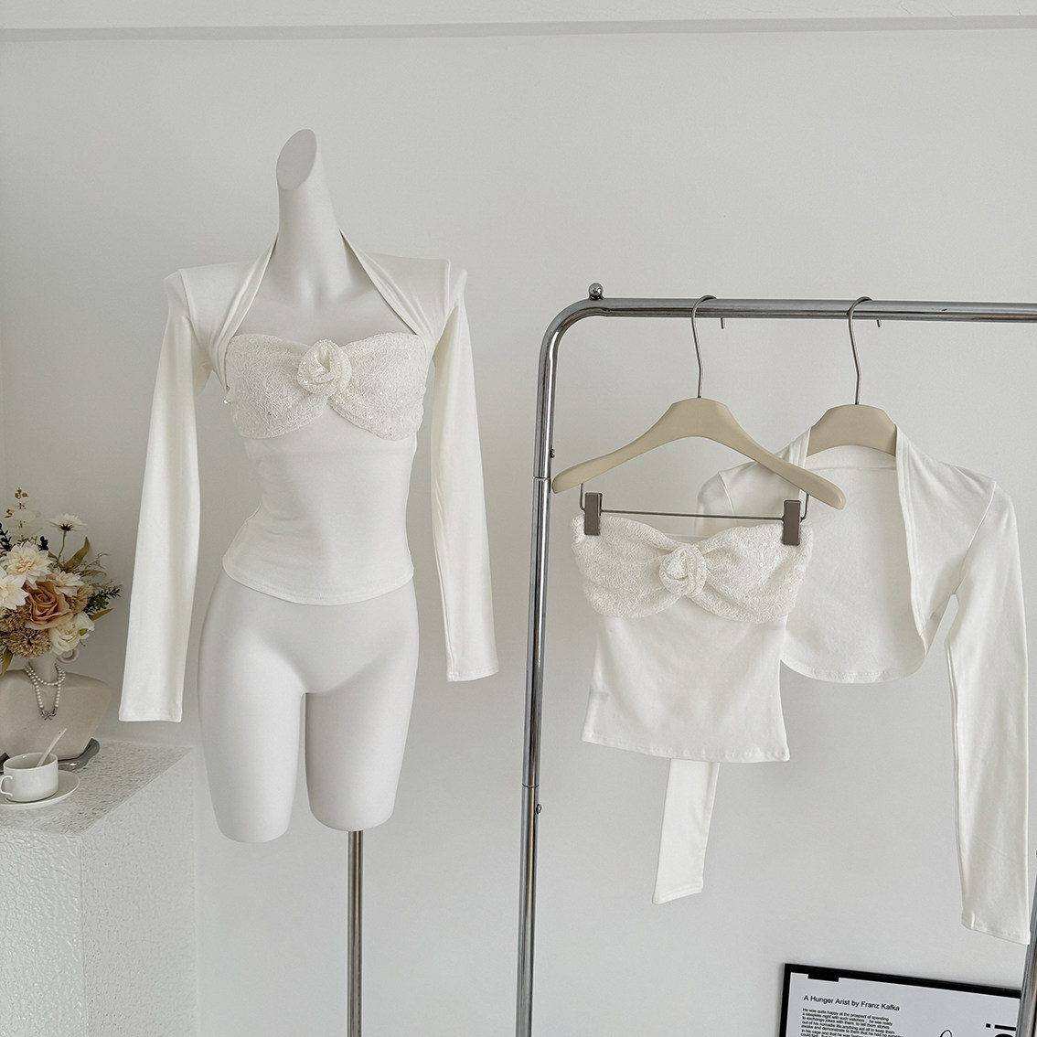 J TheChosen“琉光”白色亮片拼接花朵抹胸背心披肩上衣两件套